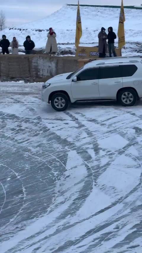 呼伦贝尔女司机驾驶普拉多挑战冰雪赛道
