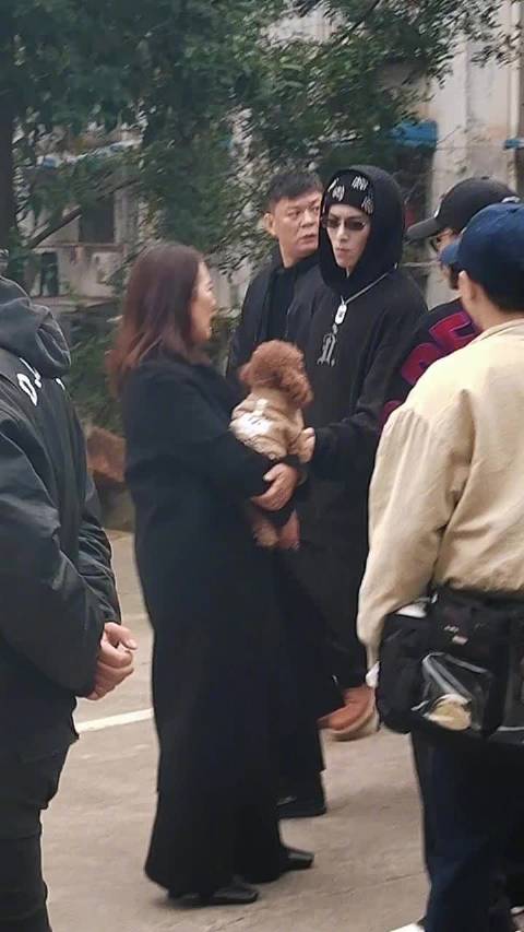 世子之争向来如此 这个河堤看到妈妈抱着仔仔的反应真的太好笑了！