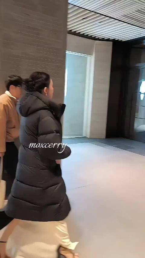 林允现身北京三里屯引围观