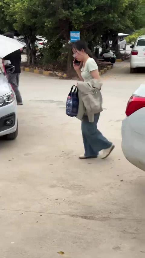 美女学员练手动挡踩离合半小时脚酸