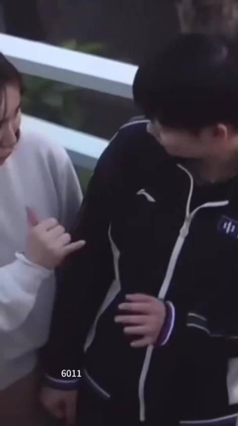 孙颖莎暴露自己的身高了，这手势你看懂了吗？反正伊藤美诚是看懂了