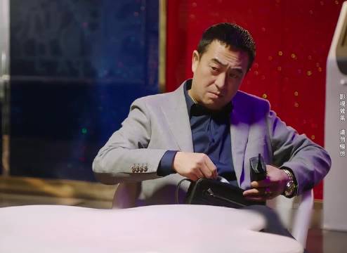 老二酒吧萍水相逢啤酒妹，她以一刀换二哥的一生