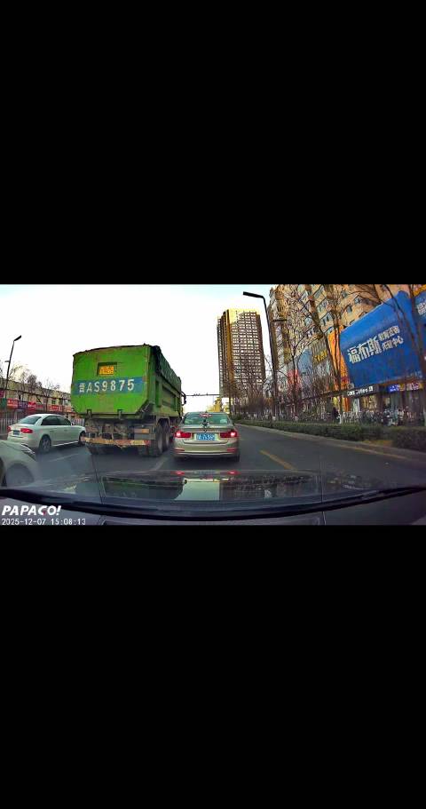 网友遇大货车爆胎险被波及