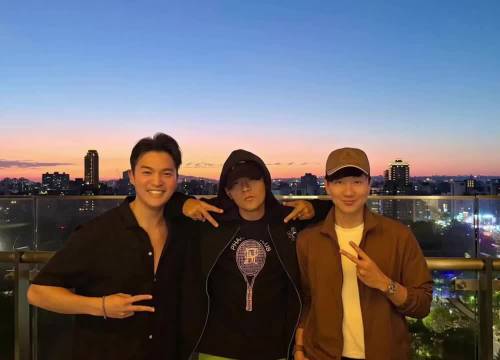 周杰伦林俊杰开心合影引合作期待