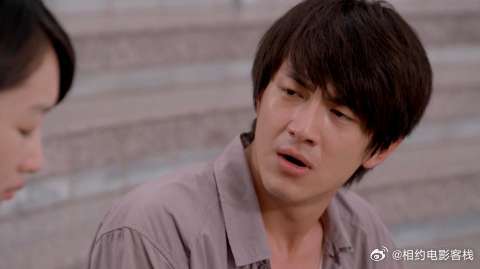 周冬雨饰演的周小栀怀孕，打胎后选择和林更新分手