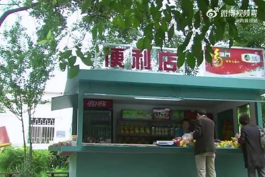 准婆婆把亲家送的礼品拿去转卖，刚好被儿媳的爸妈撞见，结局更过分了