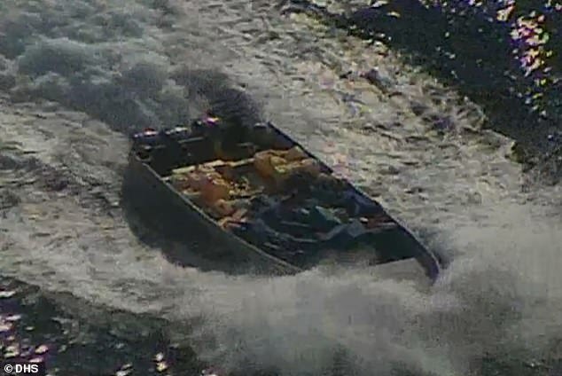 美国海岸警卫队直升机靠近一艘快艇，狙击手开枪击中毒品走私船，查获了1.8万斤可卡因