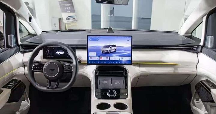 吉利银河V900：用AI增程破增程MPV痛点 高得房率戳中实用需求