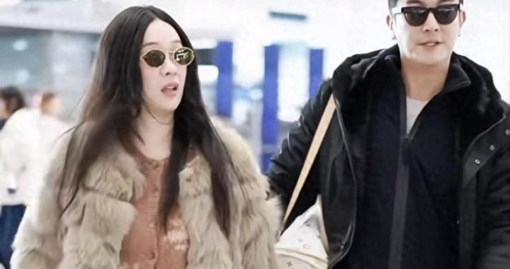 霍思燕夫妇出国旅行，穿40w皮草很富态似160斤，杜江拎狗包像助理