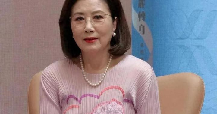 77岁汪明荃比赵雅芝更年轻，穿粉裙+波波头似少妇，自然老才优雅