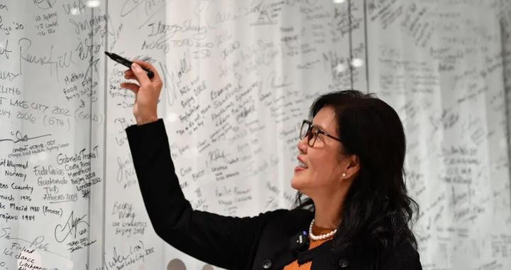 郎平称置换了髋关节、颈椎，接受采访时回应何时再执教：已不给自己设立目标，争取睡到自然醒