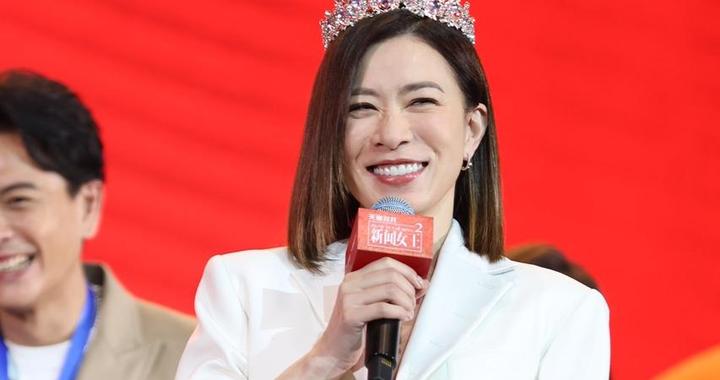 佘诗曼被母亲“逼”着选美 当年觉得丢脸 现在才懂听妈妈的话有多神