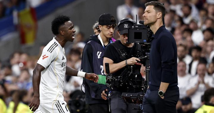 皇马更衣室失控！阿隆索输了，国家德比成转折点，媒体痛批2人