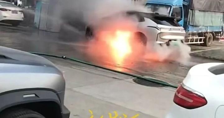 一新能源车爆燃，事发前车辆提示发生过热故障，官网显示采用三元锂平板电池