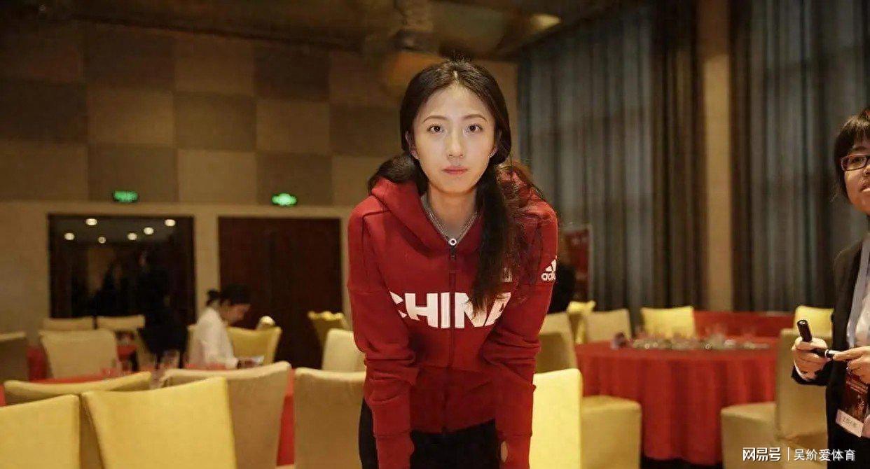 女排2大豪强公布赛季名单，丁霞卸任队长，美女接应闪耀日本联赛