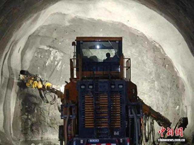 引江补汉工程7标段17号平洞累计掘进突破2000米。刘陈 摄