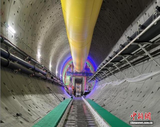 引江补汉工程2标段6号洞完成全长3887米的支洞开挖，转入主洞掘进阶段。张晨 摄