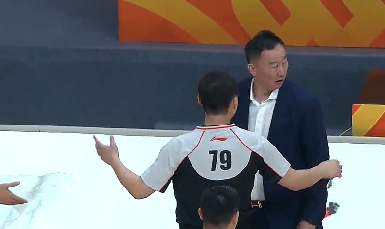 火药味！陶汉林垫脚纪卓违体犯规引刘维伟暴怒 冲到球场内质疑裁判吃T