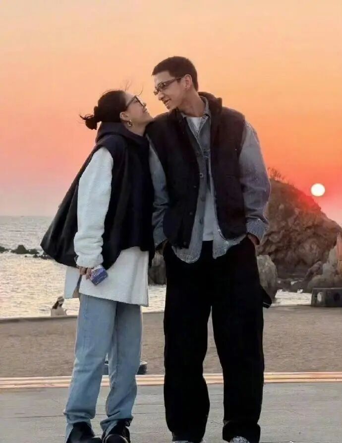 李嘉格新恋情太甜了！曾被前夫家瞧不起，如今被小男友宠成少女