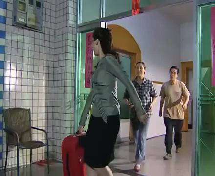 女儿告别父母被警察拦截，身份曝光竟是毒枭，父母震惊！