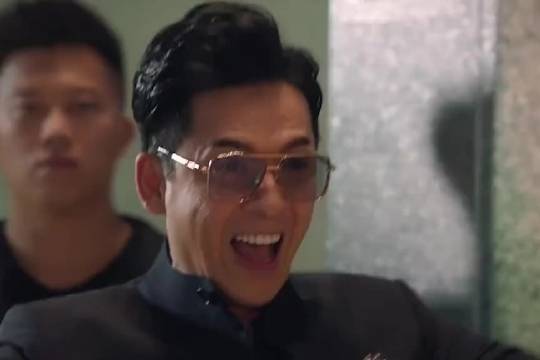 表面的光鲜，只是精心设计的假象，在警匪世界里，她的一切选择，都被操控着