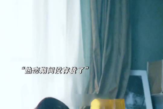 “没有物质的爱情只是一盘沙，都不用风吹，走两步就散了”