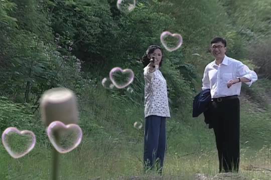 女人拿起枪整个人的气质都变了，俨然就是男人心目中的双枪林黛玉