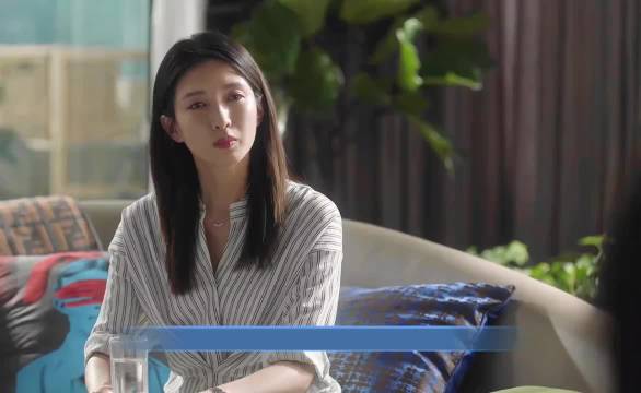 顾佳可以对钟晓芹送的鲜花爱不释手，却对王漫妮送的耳钉不屑一顾！