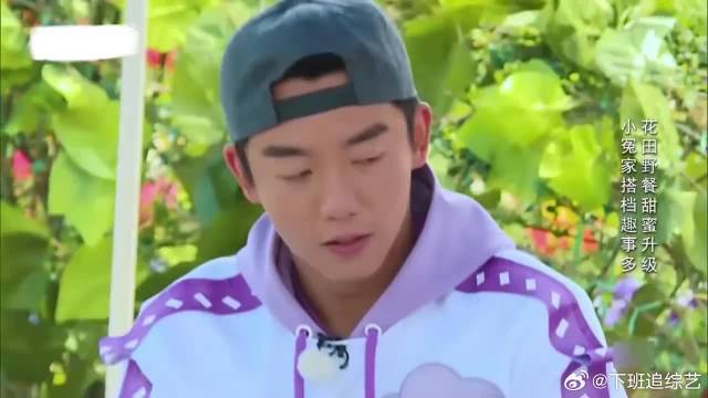 张若昀千万别看，老婆唐艺昕竟然用嘴喂郑恺吃甜甜圈！