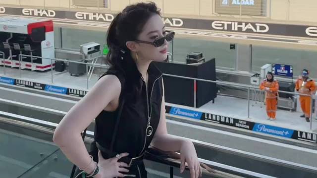刘亦菲阿布扎比观赛F1飞吻自拍，外国小哥意外抢镜