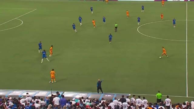 詹姆斯单防维尼修斯表现亮眼，英格兰右路防守获解