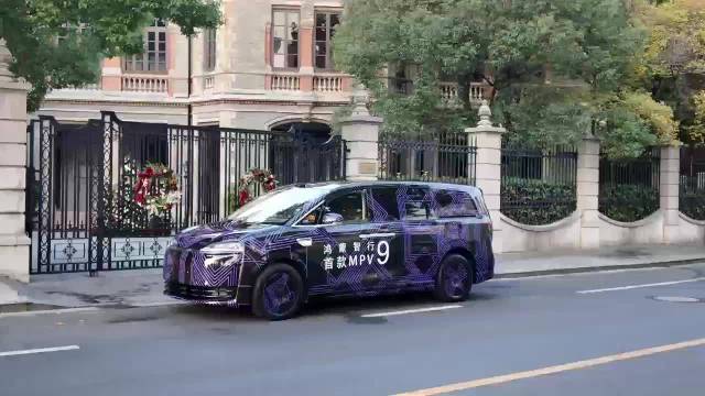 鸿蒙智行首款MPV智界V9路测谍照曝光，配四激光雷达空间宽裕