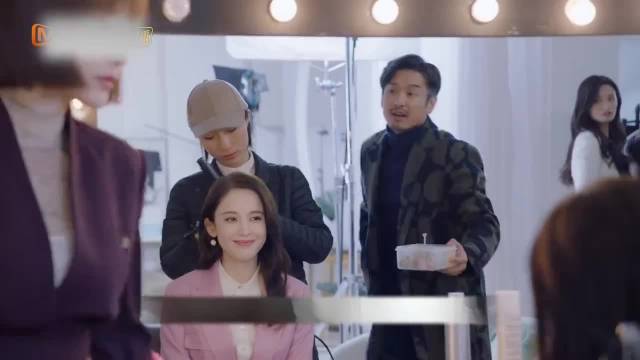 男人送了一盒水果给女下属，第二天男人老婆就来找女下属算账