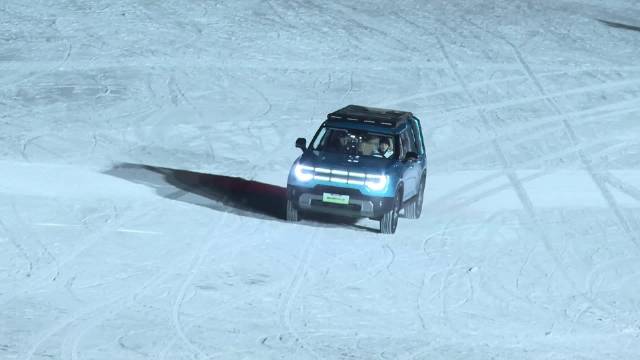 视频：李庚希驾驶BJ30成功挑战黑级雪道