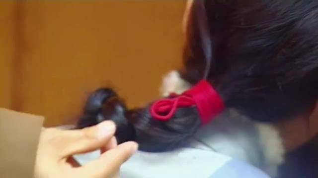 小伙恶作剧扯女兵辫子闯大祸