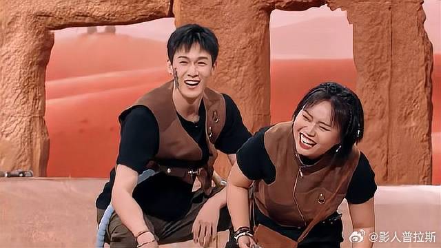 李雪琴套呼啦圈走路，遭帅哥不停追赶，白宇表情绝了！