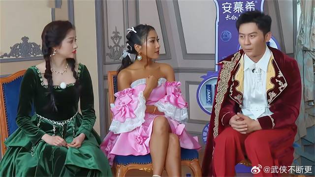 关晓彤皮肤有多白？跟吉克隽逸同框，简直白到反光！