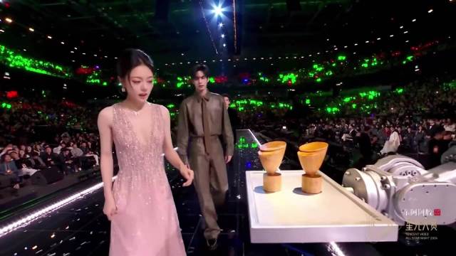 同样00后大女主！刘浩存赵今麦同框，气场一个比一个强丨星光大赏