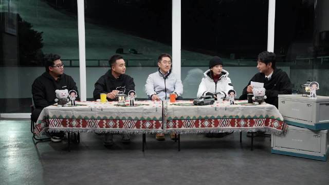 视频：李庚希驾驶BJ30挑战黑级雪道成功