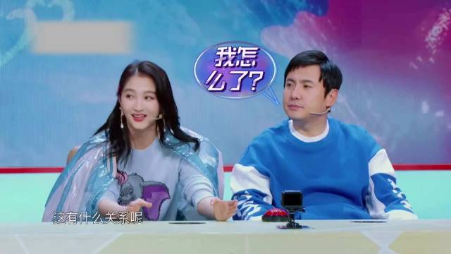 自从被沈腾抢帽子淋雨，关晓彤再也不穿戴帽子衣服，贾玲都没眼看