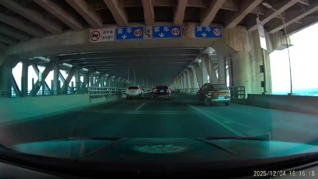 变道车辆遇视频车未减速险酿事故