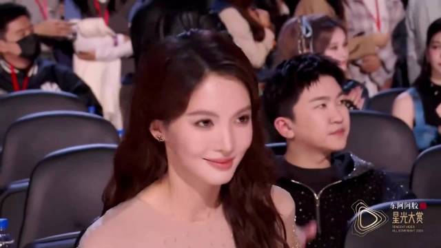 金晨王安宇简直配一脸！两人全程对视看对方，甜到发腻丨星光大赏