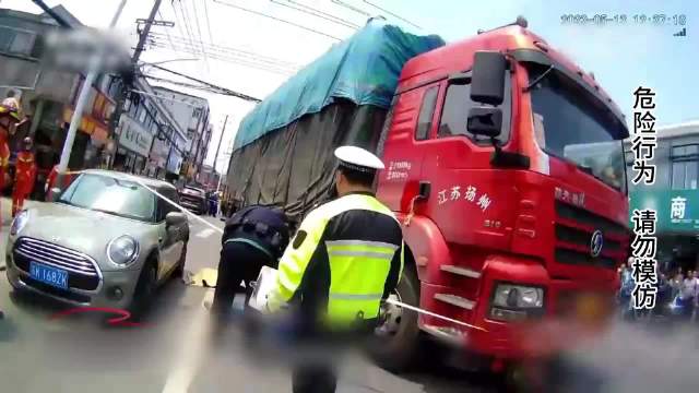 交警再次提醒远离大货车