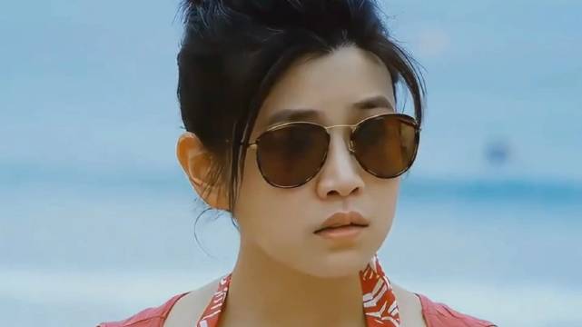 43岁陈妍希少女感十足，无皱纹红润饱满