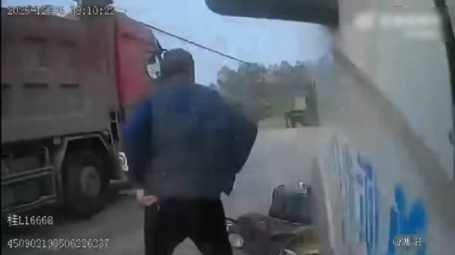 与大货车抢行引发意外事故