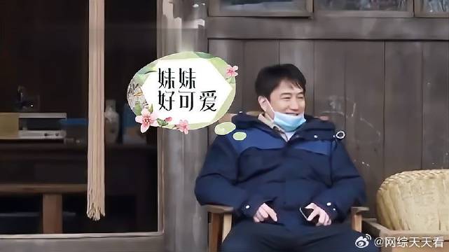 张子枫骑儿童三轮，像个孩子一样，黄磊满脸宠溺！