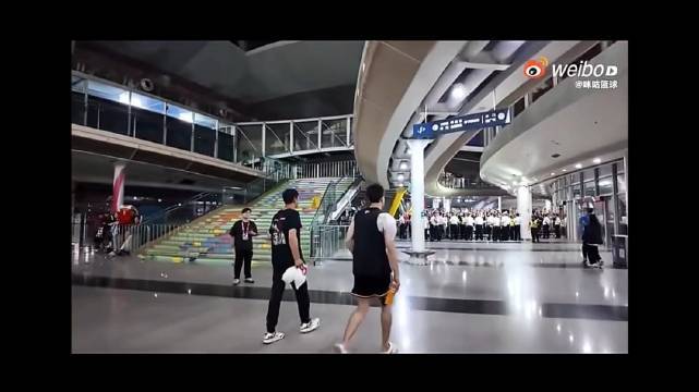 郭艾伦首秀失利赛后向球迷致歉