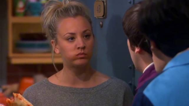 霍华德和岳父去钓鱼，周围竟找不出一个懂的人，只能去请教懂爷们儿事的佩妮