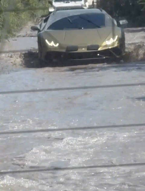 越野版小牛的最佳使用场景，此时此刻比Urus帅