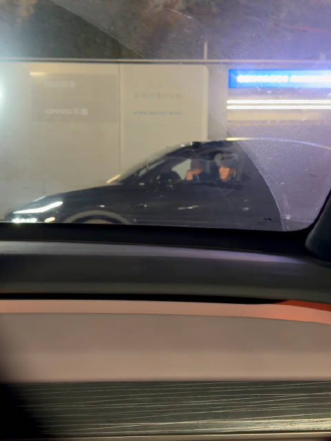 吴尊驾驶乐道L60接送女儿上下学